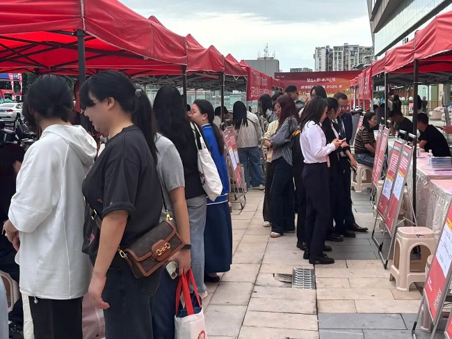 搭建家門口就業橋梁!瑞方人力助力高校畢業生人崗高效匹配 第1張 搭建家門口就業橋梁!瑞方人力助力高校畢業生人崗高效匹配 第1張
