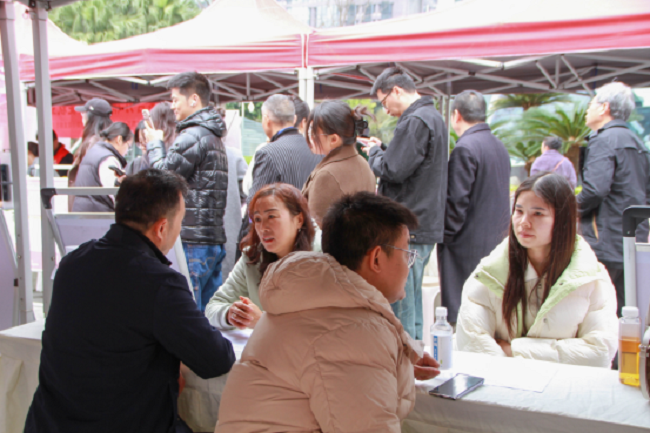 瑞方人力賦能火車南站街道錦官新城社區，讓“家門口”就業服務小站更暖心 第2張